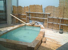 船の形の露天風呂、すだれの向こうは海