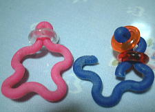 舌で器用にビーズを通します